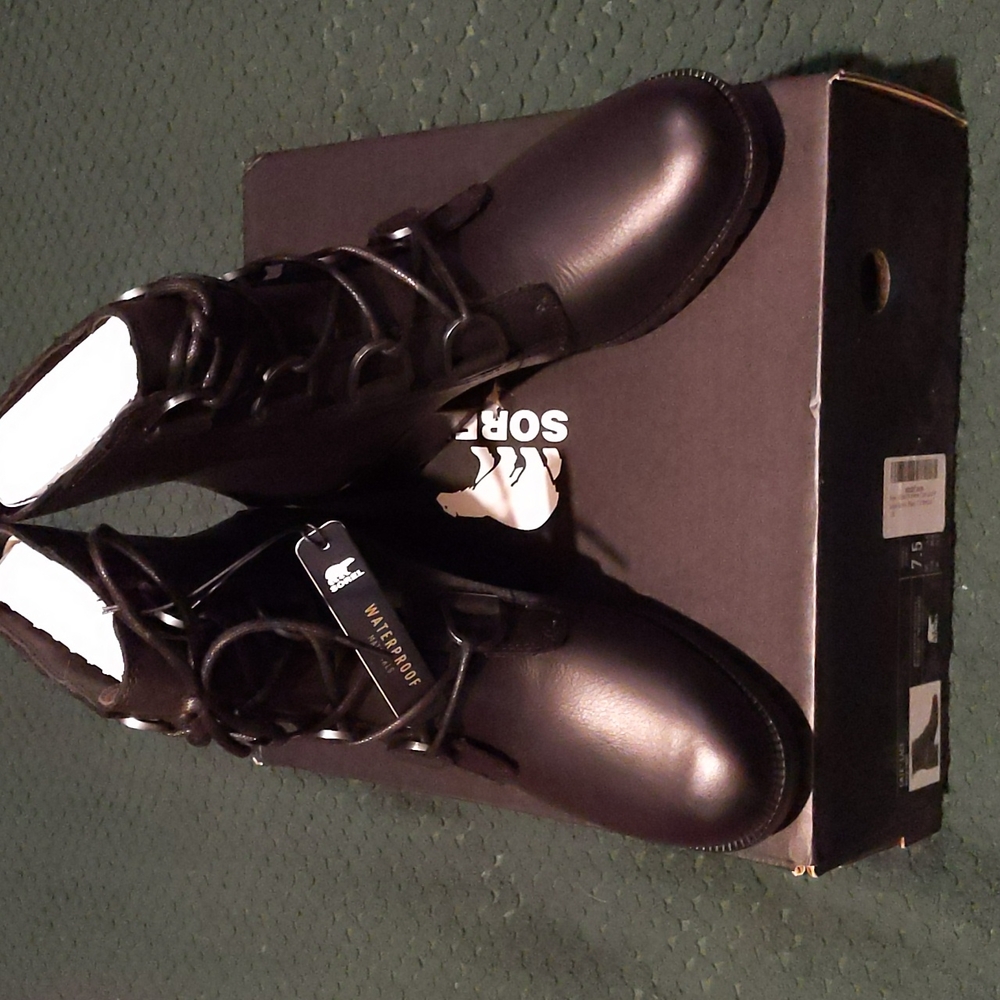 NIB 7.5 Sorel Cate black lace-up booties